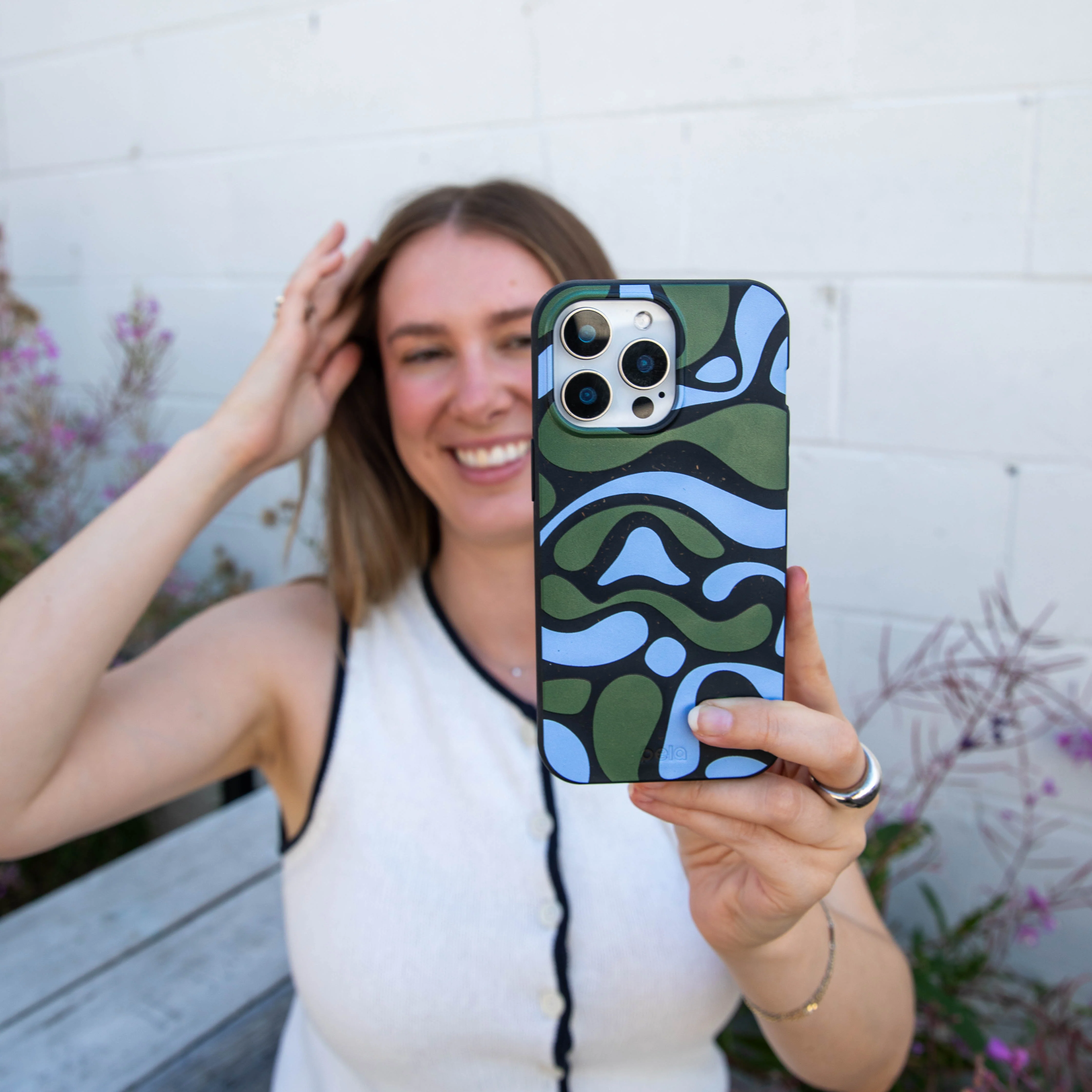 Black Curve and Flow Samsung Galaxy S22 Case - Image 6